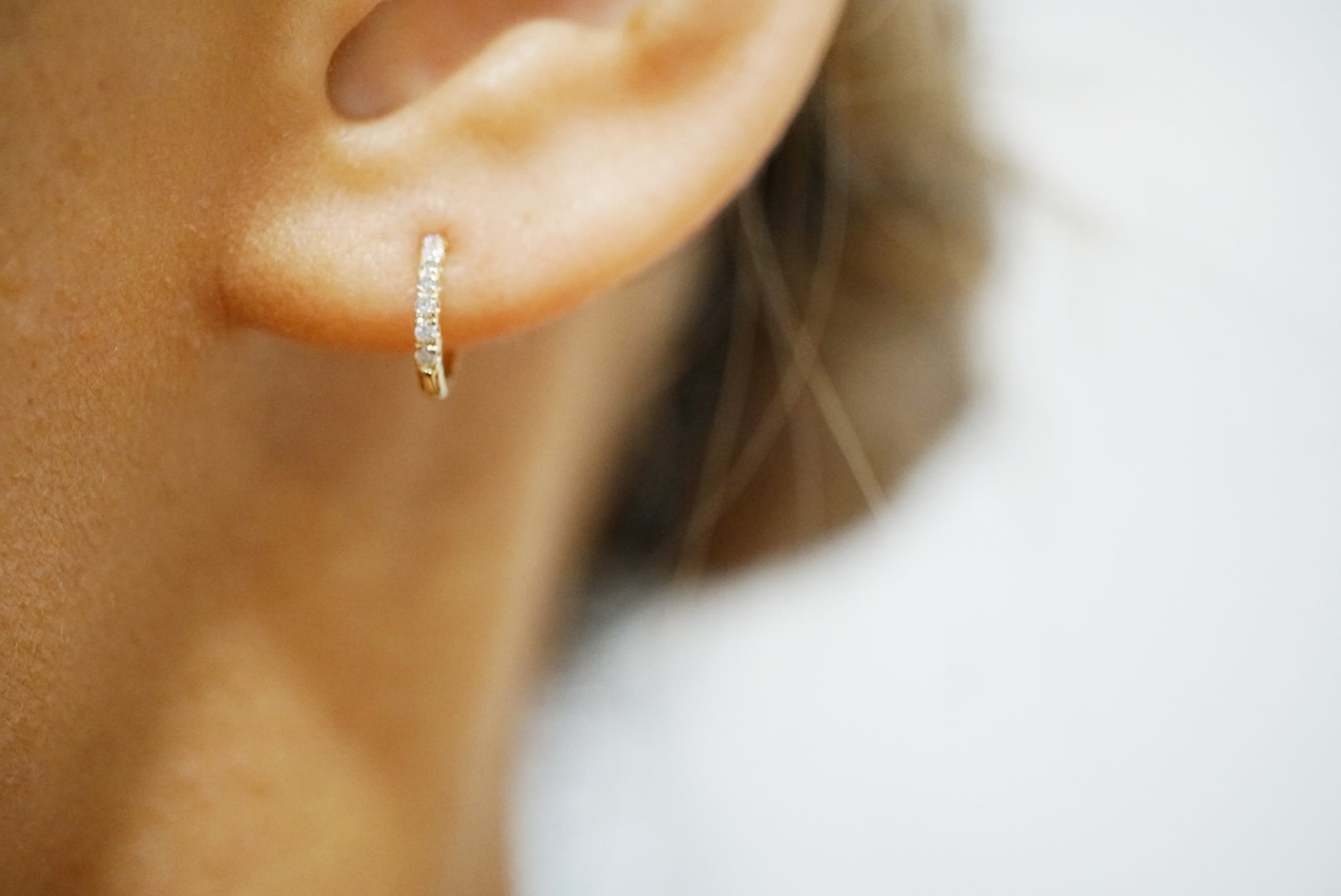 DIAMOND HUGGIE EARRINGS 9MM - MAKKO