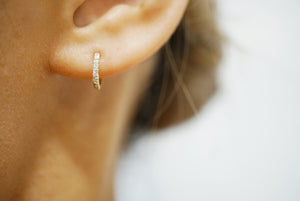 DIAMOND HUGGIE EARRINGS 9MM - MAKKO
